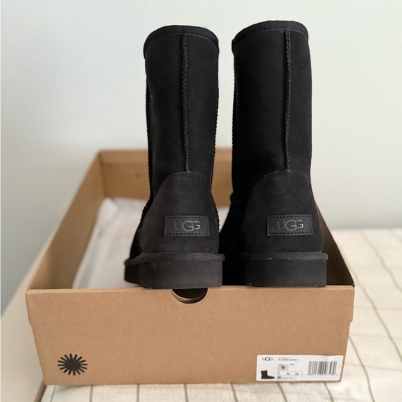 UGG black classic short II boots. - Picture 2 of 5